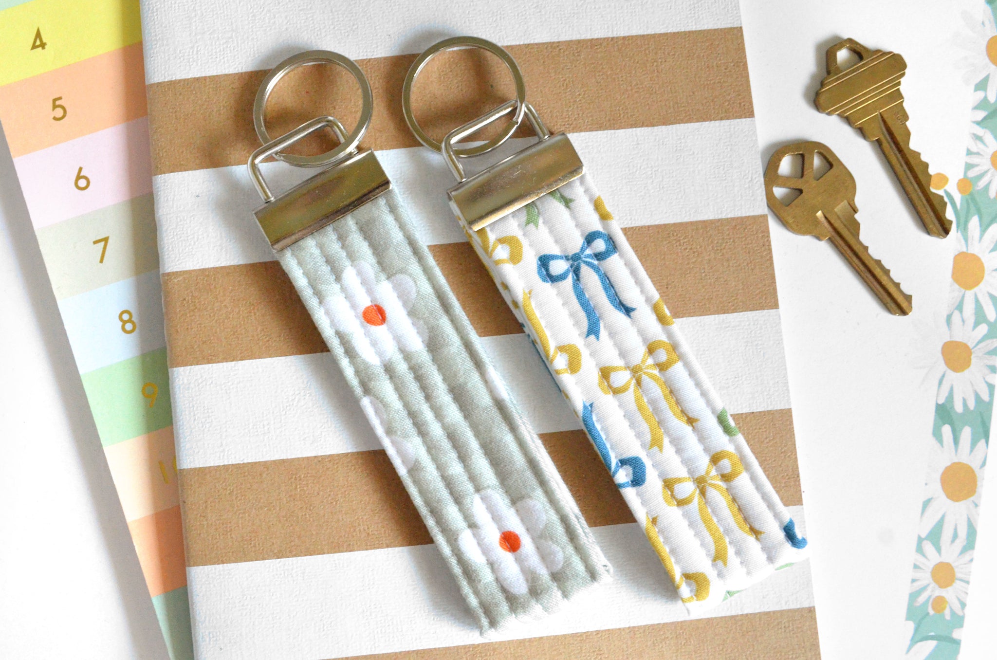 Green Retro Floral & Bow Fabric Keychain