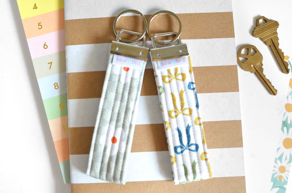 Green Retro Floral & Bow Fabric Keychain